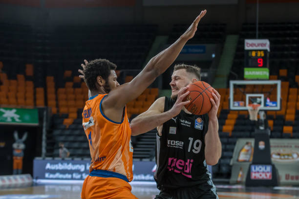 通过提供经 通过提供经